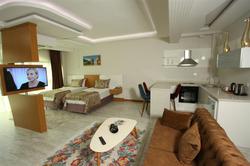 The Ci̇ty Walls Sui̇t Otel