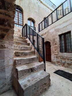 Tugmanersmall House Ajar