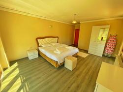 Lustra Garden Suite