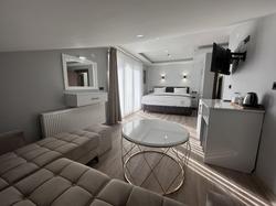 White Life Hotel & Cafe