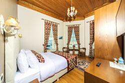 Mom Hotel