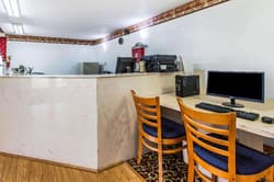 Econo Lodge Inn & Suites