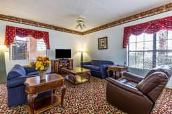 Econo Lodge Inn & Suites