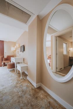 Han Deluxe Hotel