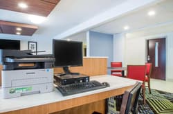 Holiday Inn Express & Suites Albany Airport - Wolf