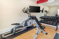 Econo Lodge Inn & Suites Willowbrook Mall