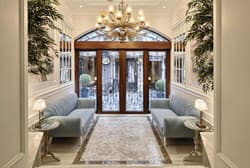 Mirrors Hotel