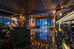 Moonday Hotel