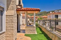 Villa Scroll