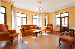 Karalos Ortak Havuzlu Villa 