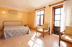 Karalos Ortak Havuzlu Villa 