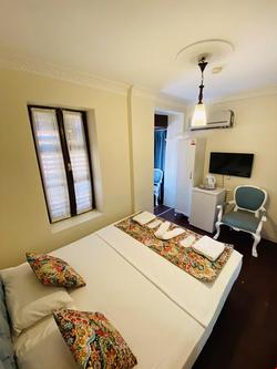 Maya Hotel & Cafe