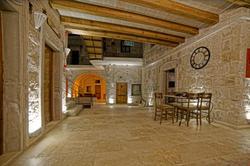 Risus Cave Suites