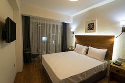 8 Rooms Hotel