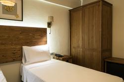 8 Rooms Hotel