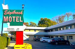 OYO Hotel Edgebrook Chicago North Shore