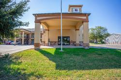 Moulton Inn & Suites By Oyo Near Shiner Tx