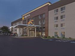 La Quinta Inn & Suites by Wyndham Cleveland Air