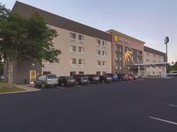 La Quinta Inn & Suites by Wyndham Cleveland Air