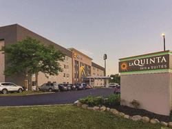 La Quinta Inn & Suites by Wyndham Cleveland Air