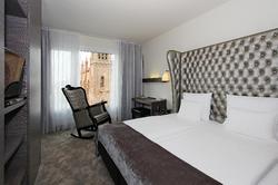 Arcotel John F