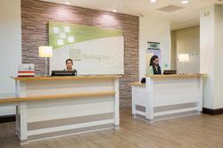 Holiday Inn & Suites Bloomington-Airport