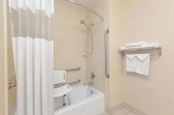 Howard Johnson by Wyndham Bakersfield