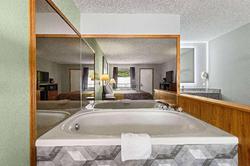 Super 8 Branson / Shepherd of the Hills Exwy