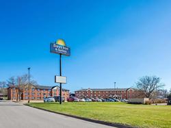 Days Inn & Suites by Wyndham Des Moines Airport