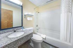 Super 8 by Wyndham Kansas City at Barry Road/Arpt