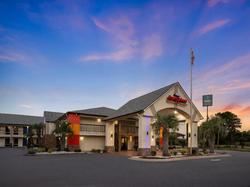 Howard Johnson by Wyndham Savannah GA