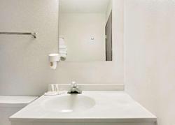 Super 8 by Wyndham Marshall