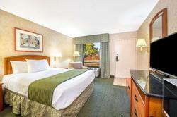 Days Inn & Suites by Wyndham Albuquerque North