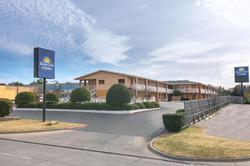 Days Inn & Suites by Wyndham Arlington Near Six Fl
