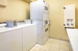 Days Inn & Suites by Wyndham Arlington Near Six Fl