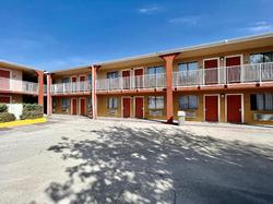 Days Inn & Suites by Wyndham Arlington Near Six Fl