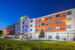 Holiday Inn Express and Suites Kansas City Airport