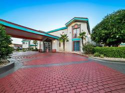 Howard Johnson by Wyndham Columbus Fort Moore