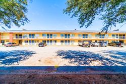 Castle Inn & Suites By OYO Chickasha
