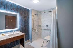 La Quinta Inn & Suites by Wyndham Louisville East