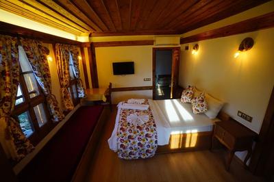 Çeşmeli Konakları