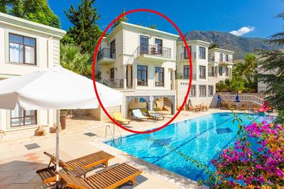 Karalos Ortak Havuzlu Villa 