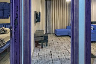 Voswos Garage Coffee Hotel