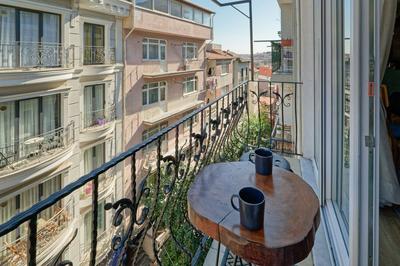 Cozy Central Apt 1BR w Balcony near Galataport