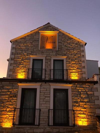 Victoria Hotel & Lounge