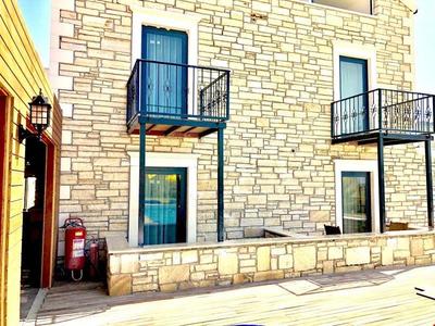 Victoria Hotel & Lounge