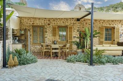 Ada Dreams | History (+13)