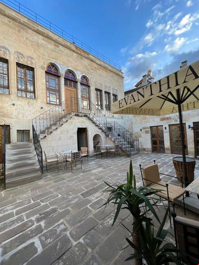 Evanthia Cave Suites