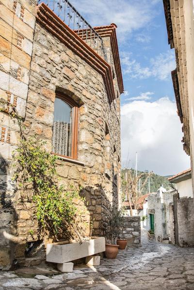 Metis Stone Home