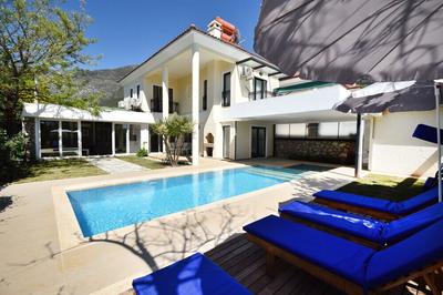 Villa Nail by Helaltatilvillari